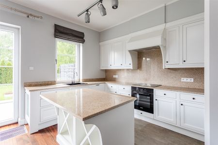 Funkcjonalny dom w sąsiedztwie Lasu Kabackiego - Zdjęcie 3