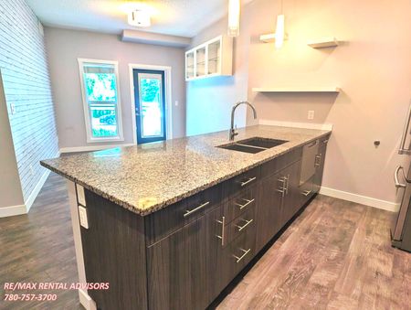 MODERN 2 BED, 2 BATH MAIN LEVEL CONDO W/ UNDERGROUND PARKING AND A/C IN THE COMMUNITY OF GROVENOR - Photo 3