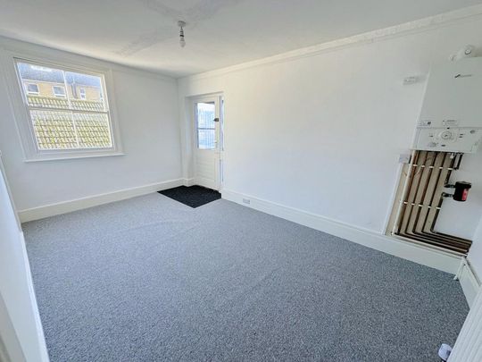 4 bedroom terraced house to rent - Photo 1