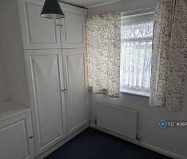 3 bedroom semi-detached house to rent - Photo 2