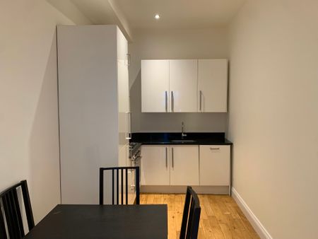 Immaculate Two Bedroom Flat to Rent in London, W4 - Photo 2