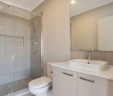 Brand New 4 bedroom townhouse overlooking large park! - Photo 6