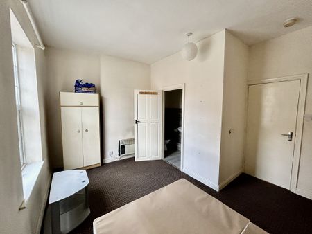 A first floor spacious flat very close to city centre and train station. Entrance in to living room, fitted kitchen with wall & base storage units, cooker, fridge, washer. A double bedroom with en-suite shower room. Double Glaze. Ideal for couple or professional. - Photo 5