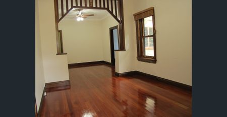 Great location, walking distance to Toowong Village, Train Station, Bus, Local shops and restaurants - Photo 5