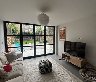 2 Bed Flat, Cassland Road, E9 - Photo 1