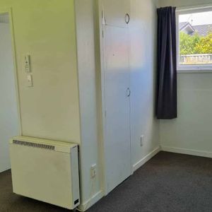 Sunny, cozy unit, ready for new tenants to call home - Photo 2