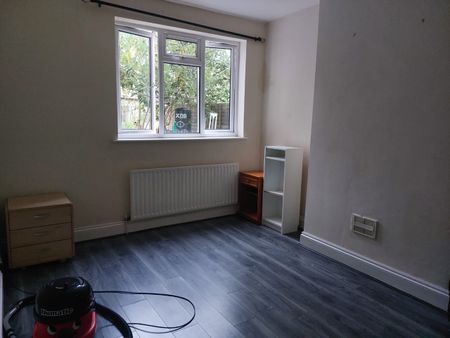 3 Bed Terraced House, Lena St, BS5 - Photo 4