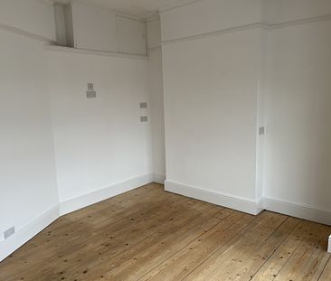 2 Bedroom First Floor Flat to Rent in Westcliff on Sea - Photo 3