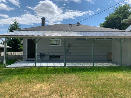 2 bdrms up 2 bdrms down well maintained Main Floor home in Winston heights! - Photo 4