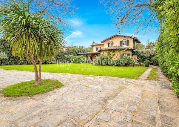 Elegant villa with garden steps away from the sea