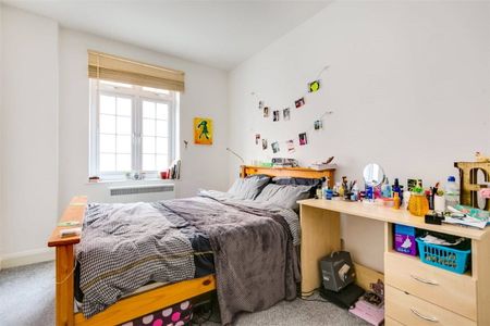 A charming one bedroom flat located in West Kensington in a purpose built block on the ground floor. EPC rating D - Photo 3