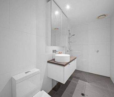 Lowanna St - architectural award winning apartment - Photo 5