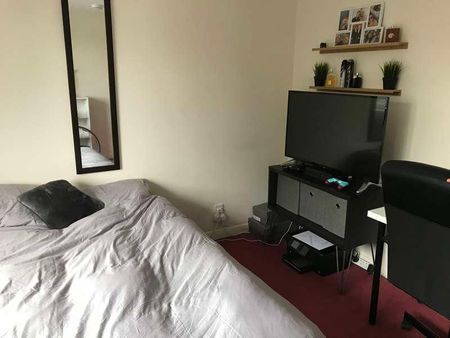 Lincoln Bishop // Large Bed House // Sep, LN2 - Photo 3