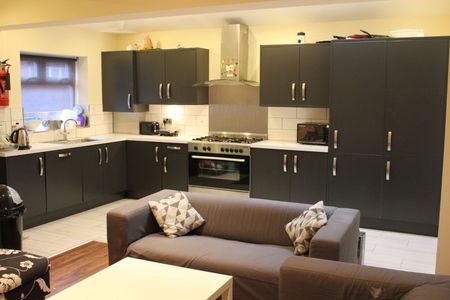 6 Bed Terraced House, Balmoral Road, M14 - Photo 3