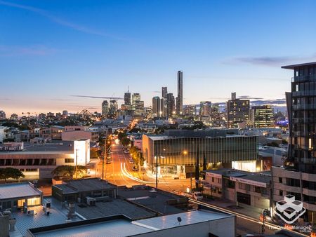 MODERN - SPACIOUS APARTMENT - EAST FACING - Photo 5