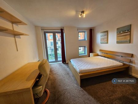 3 bedroom flat to rent - Photo 4