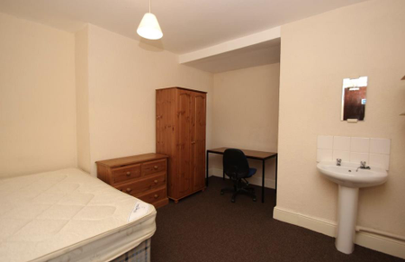 4 bedroom flat to rent - Photo 4