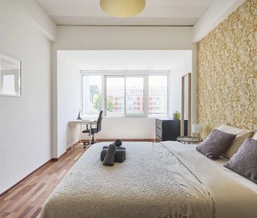 Room in a shared 6-bedroom apartment for rent in Lisbon, perfect for couples - Photo 2