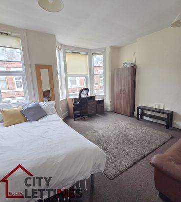 4 Bedroom Mid Terraced House - Photo 1