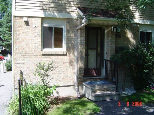 485 King Edward Ave - Photo 1