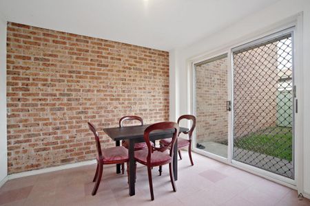 Spacious full brick townhouse - Photo 4