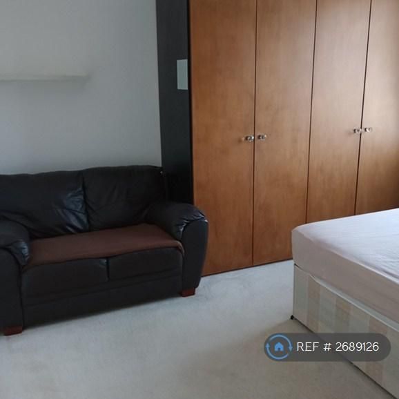 1 bedroom in a house share to rent - Photo 1