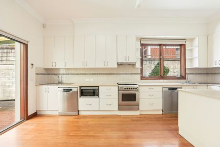 Spacious Family Terrace in Prime Bondi Locale - Photo 3