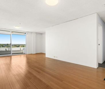 Spacious 2 Bedroom Apartment - Photo 3