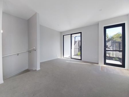 End Townhouse - Four Bedrooms in Mangere Bridge! - Photo 2