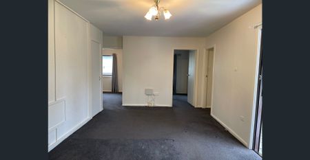 Family Home located in a quiet street - Photo 3