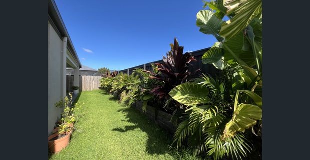 Large 4 Bedroom Family Home - Photo 1