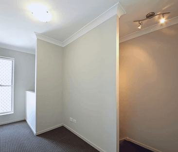 Elegant Townhouse with Private Courtyard - Photo 5