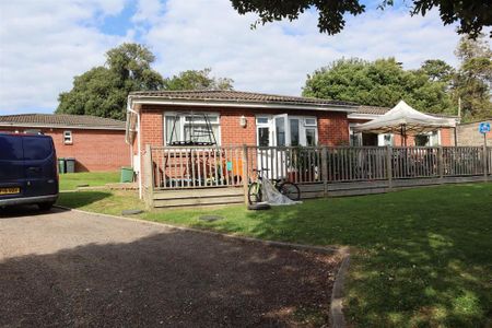 2 bedroom semi-detached bungalow to rent - Photo 5