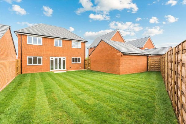 Stylish, modern Five bedroom home with upgraded specification, excellent energy efficiency, double garage and South-facing garden - Photo 1