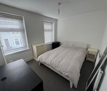 4 bedroom semi-detached house to rent - Photo 5