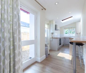 A modernised Victorian terraced house with accommodation over three... - Photo 6