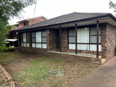 Large three bedroom home in the heart of Ingleburn - Photo 2