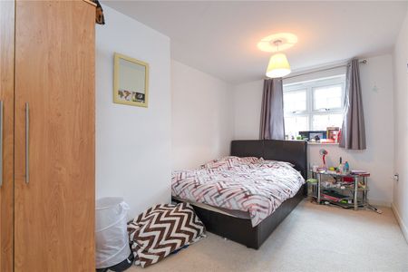 2 bedroom Flat in Aphelion Way, Shinfield - Photo 2