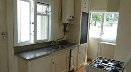 Modern 2BR Te Aro Gem with Balcony! - Photo 3