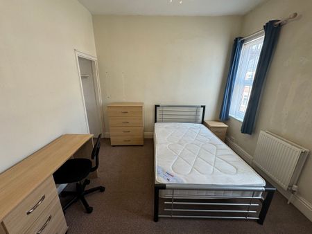 Queen Victoria Street, South Bank - P1076 - Photo 5