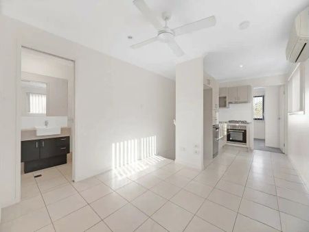 “Townhouse style Living” - Photo 2