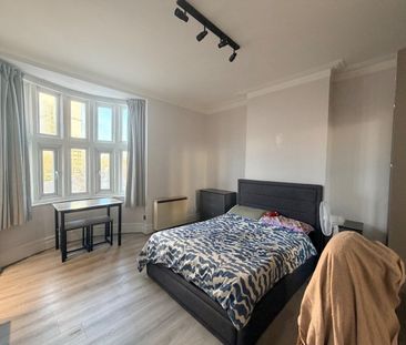 Studio Flat, High Street, W3 - Photo 1