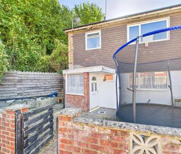 3 bedroom end of terrace house to rent - Photo 5