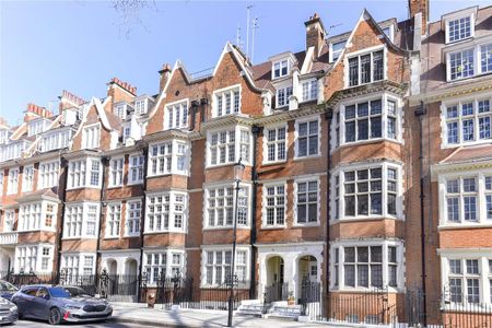 Lower ground floor studio apartment with a private entrance and a separate kitchen, in the heart of Kensington. - Photo 2