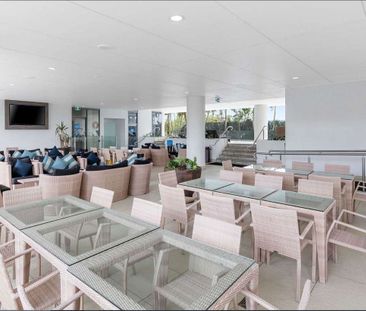 Stylish Abode With First Class Facilities - Photo 2