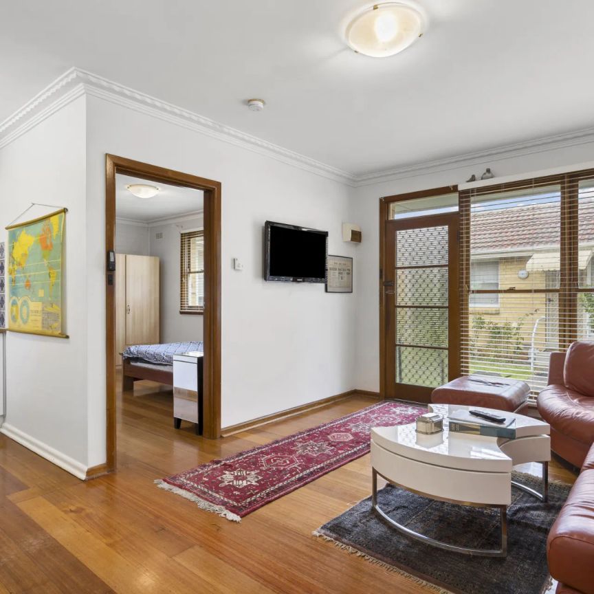 CHARMING 1 BEDROOM VILLA UNIT IN PRIME PARKDALE LOCALE! - Photo 1