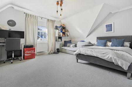 4 bedroom end of terrace house to rent - Photo 4