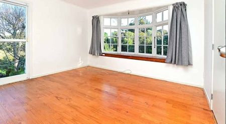 Large 6-Bedroom Home with Rumpus & Garage - Photo 5