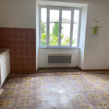 Location appartement ancien 3 pièces 59.9 m² à Berrias-et-Casteljau (07460) - Photo 3