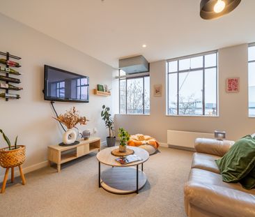 HUTT CENTRAL GEM – SUN-FILLED & SUPERBLY LOCATED! - Photo 3